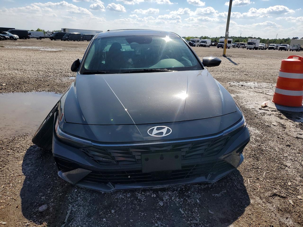2025 HYUNDAI ELANTRA SEL photo 13