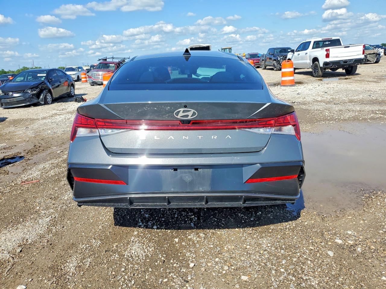 2025 HYUNDAI ELANTRA SEL photo 16