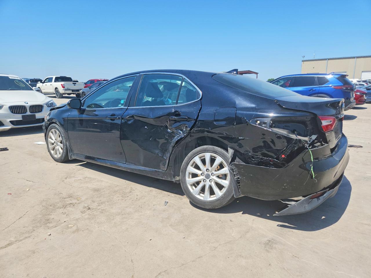 2020 TOYOTA CAMRY LE photo 3