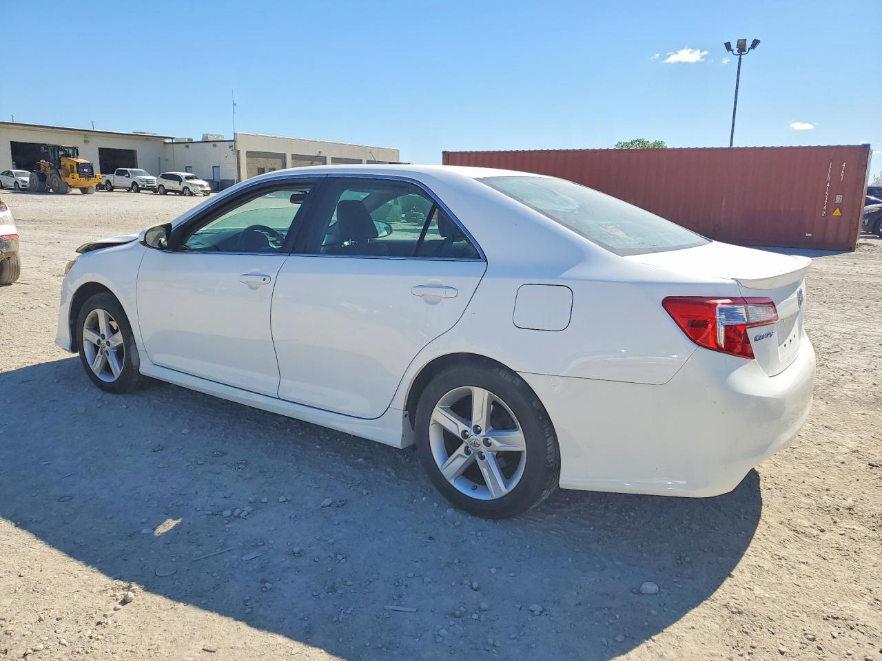 2014 TOYOTA CAMRY SE photo 3