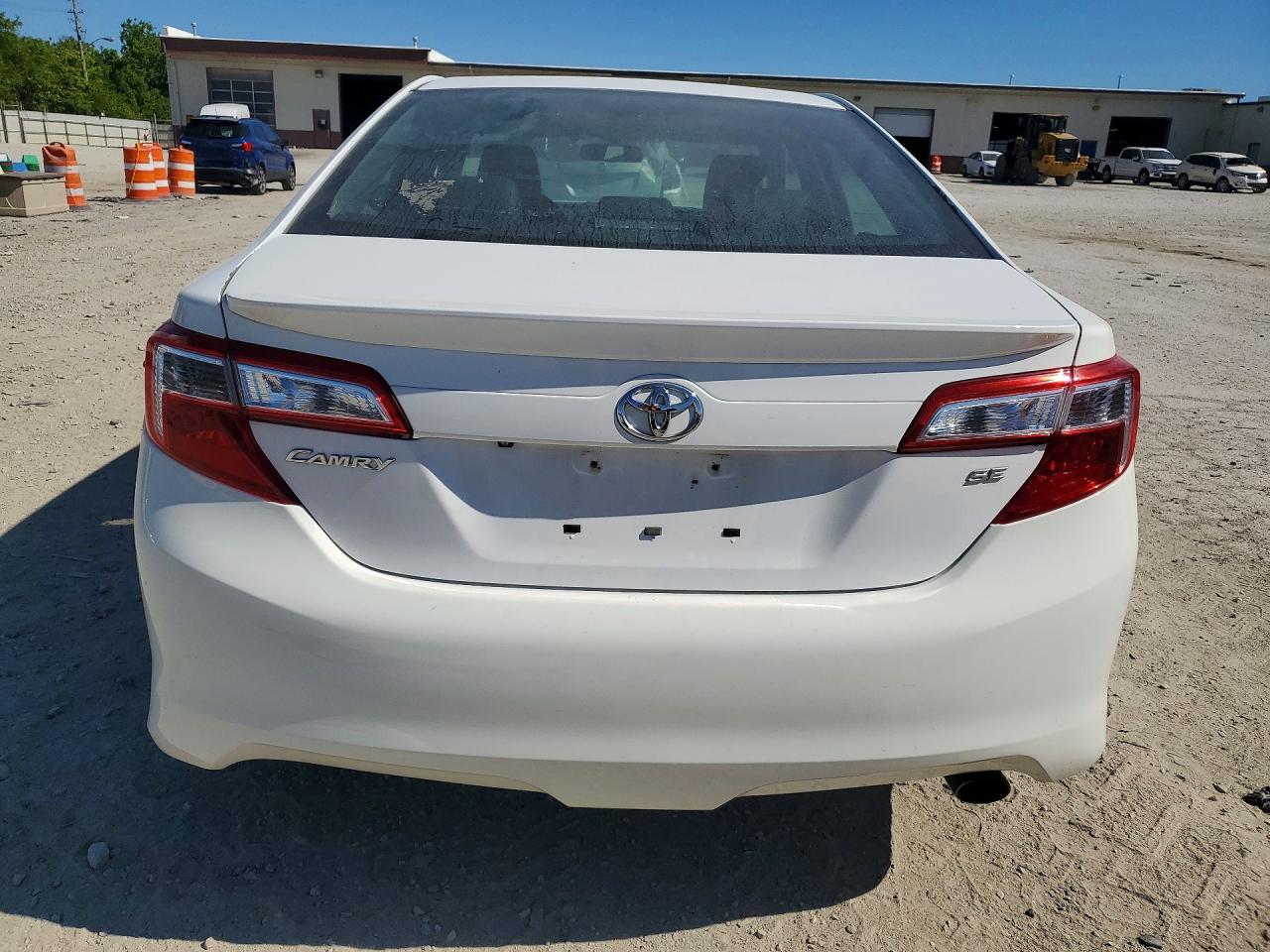 2014 TOYOTA CAMRY SE photo 11