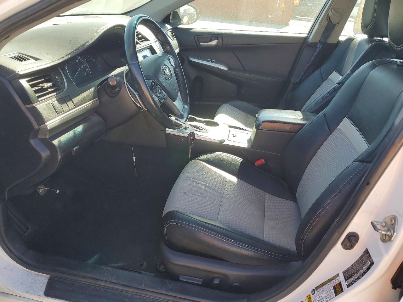 2014 TOYOTA CAMRY SE photo 13