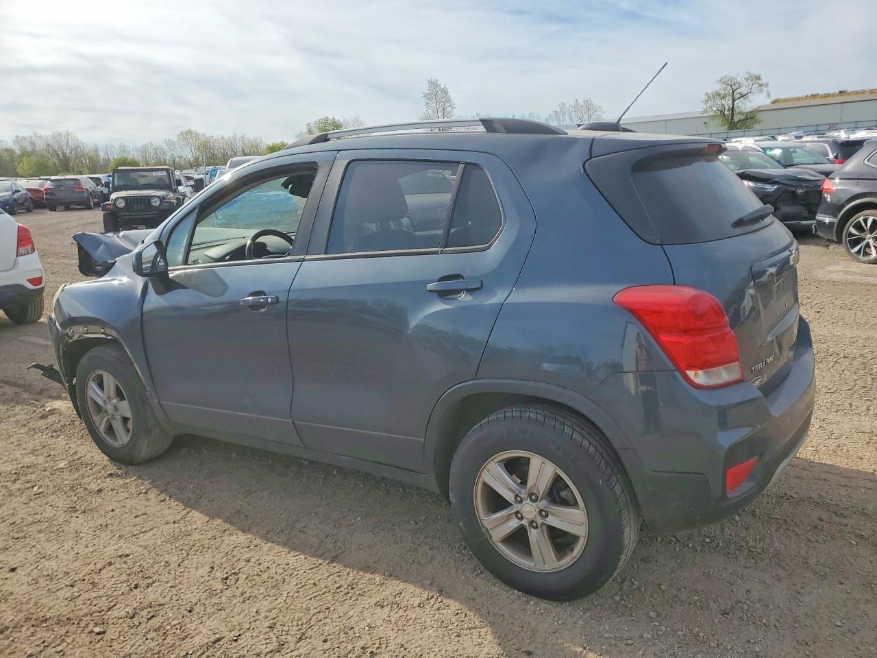 2022 CHEVROLET TRAX 1LT photo 2