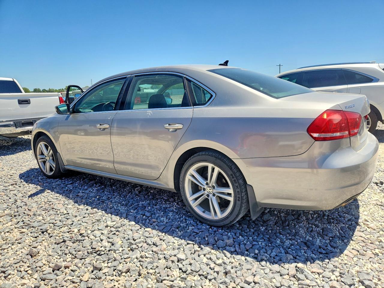 2014 VOLKSWAGEN PASSAT SE photo 3