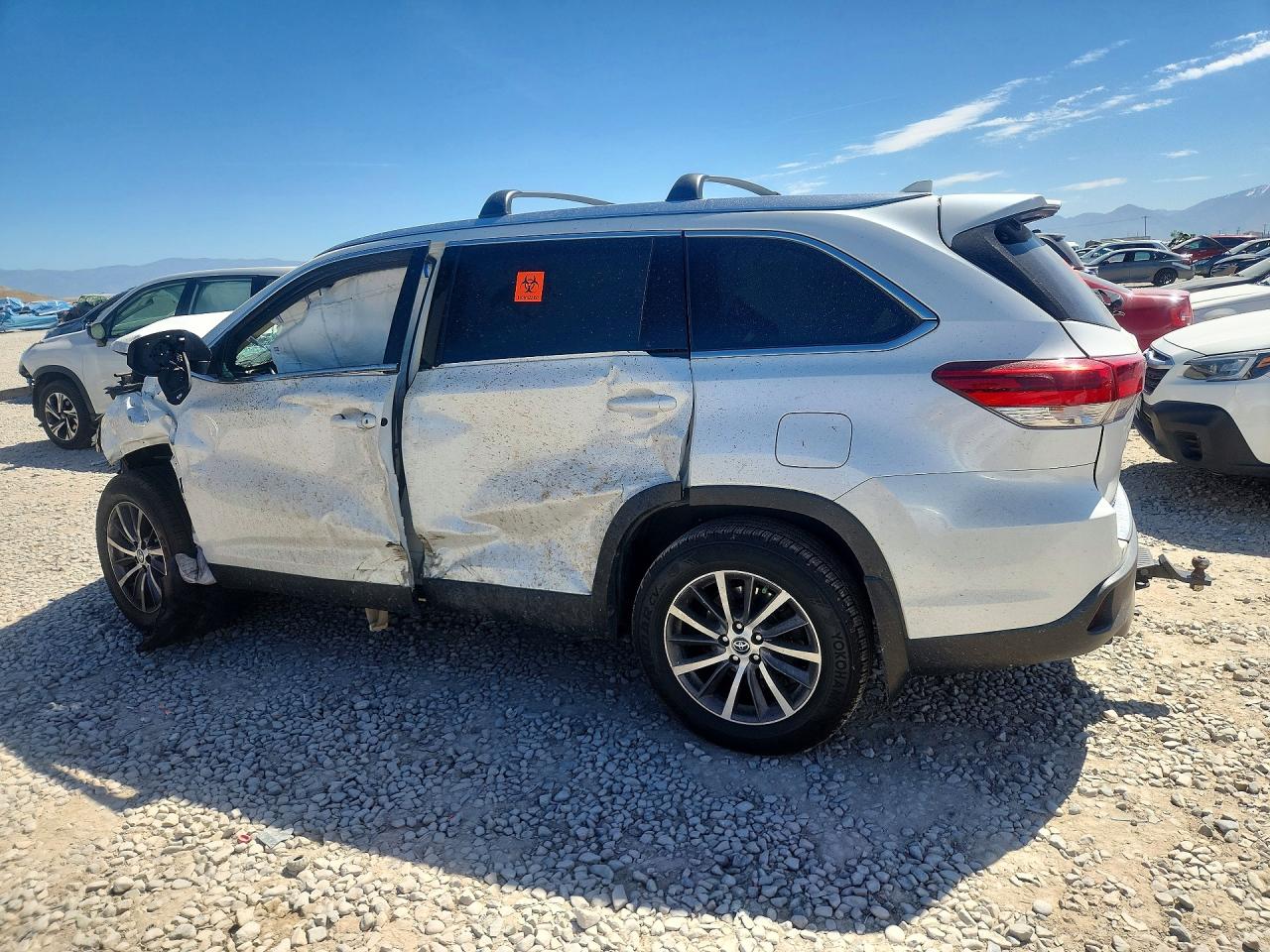 2019 TOYOTA HIGHLANDER XLE photo 2