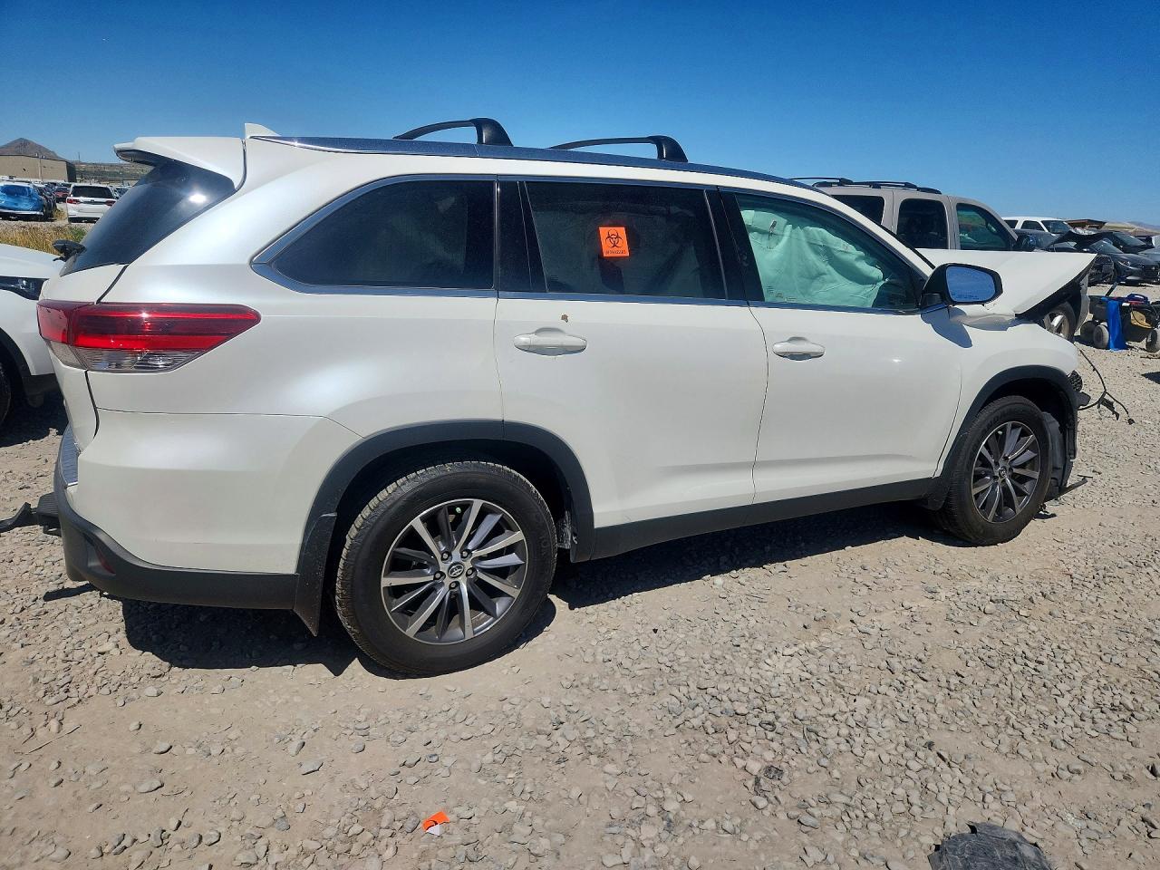 2019 TOYOTA HIGHLANDER XLE photo 3