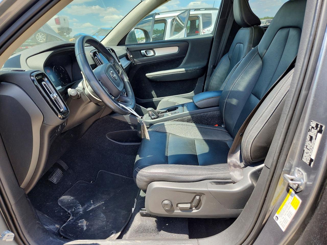 2019 VOLVO XC40 T5 MOMENTUM photo 19