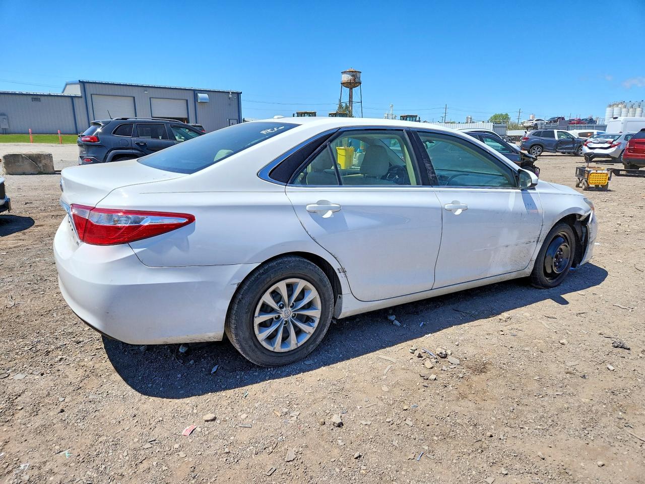 2015 TOYOTA CAMRY LE photo 3