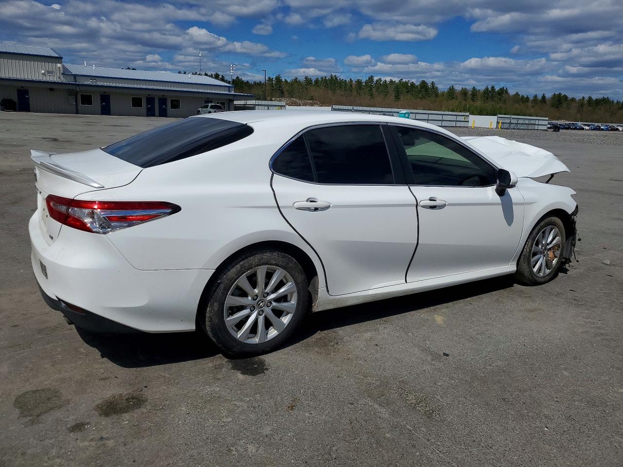 2018 TOYOTA CAMRY LE photo 3