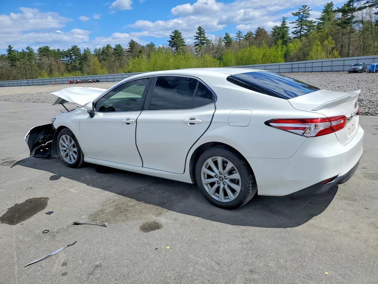 2018 TOYOTA CAMRY LE photo 2