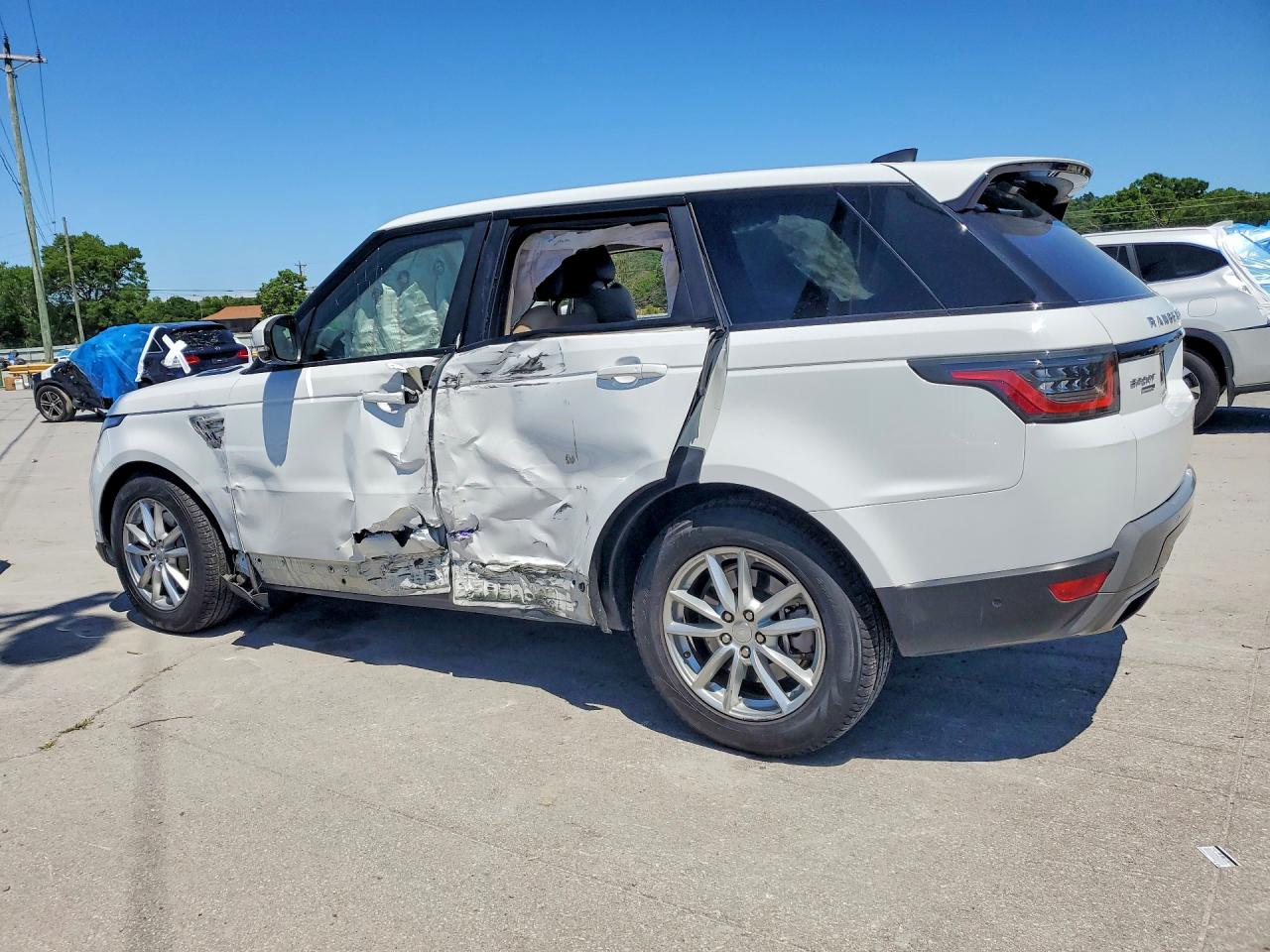 2019 LAND ROVER RANGE ROVER SPORT SE photo 3