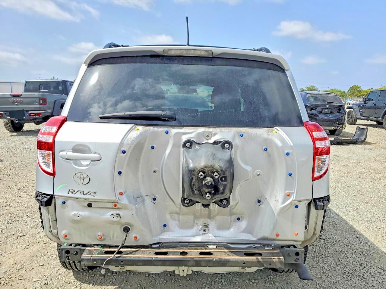 2011 TOYOTA RAV4 BASE photo 16
