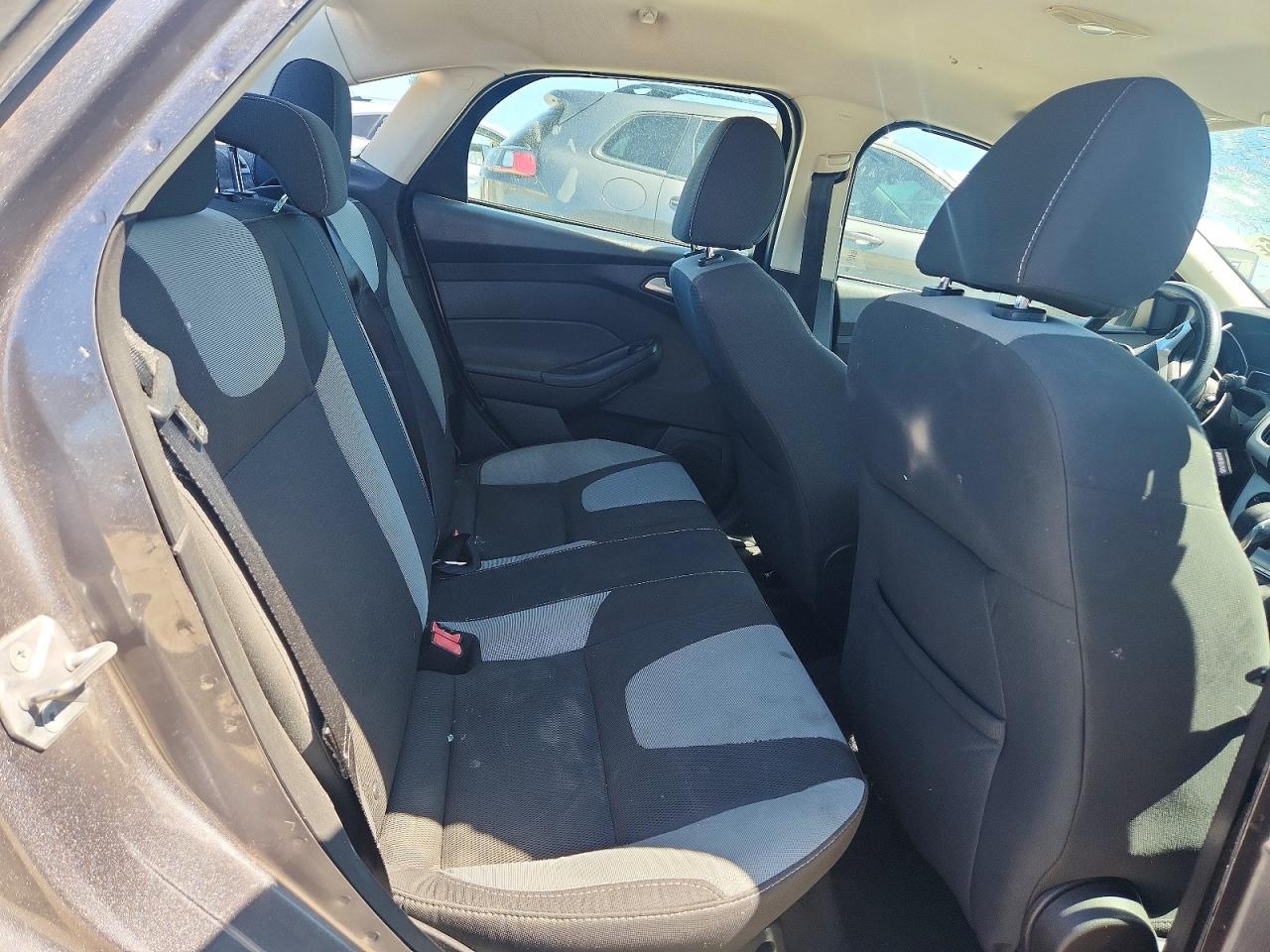 2014 FORD FOCUS SE photo 19