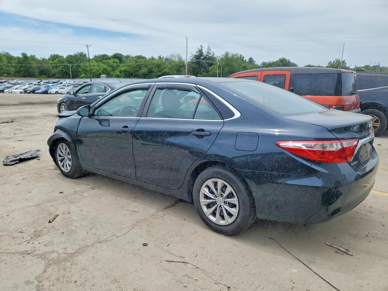 2016 TOYOTA CAMRY LE photo 2