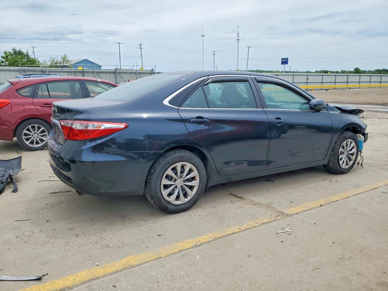 2016 TOYOTA CAMRY LE photo 3