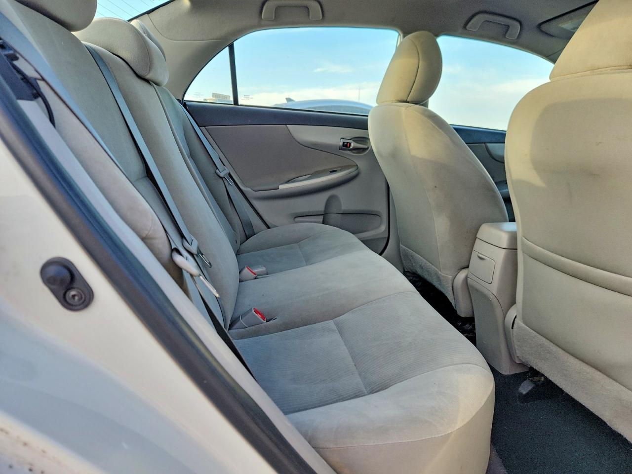 2012 TOYOTA COROLLA LE photo 28
