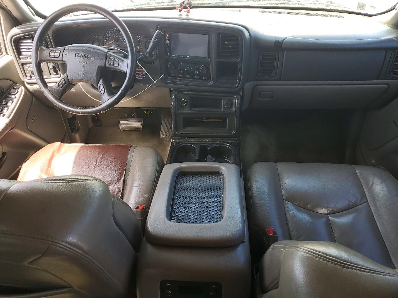 2004 GMC YUKON photo 22