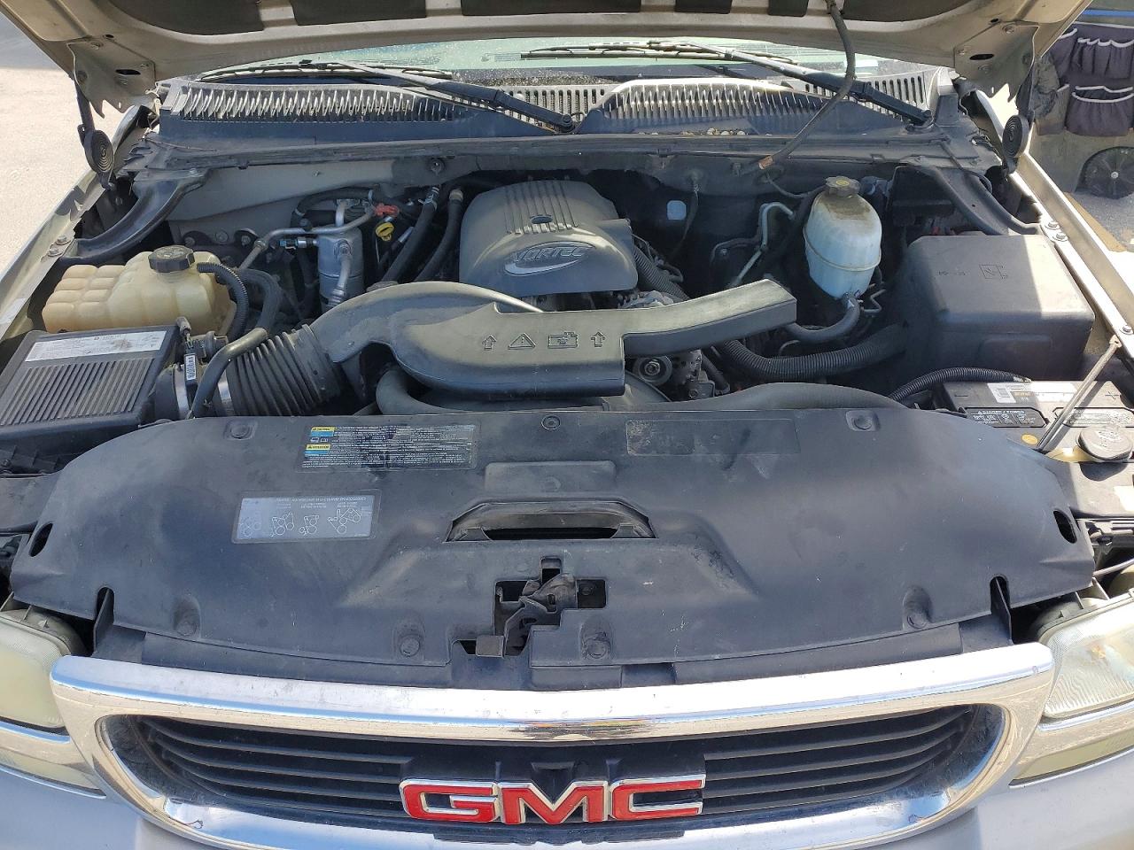 2004 GMC YUKON photo 34