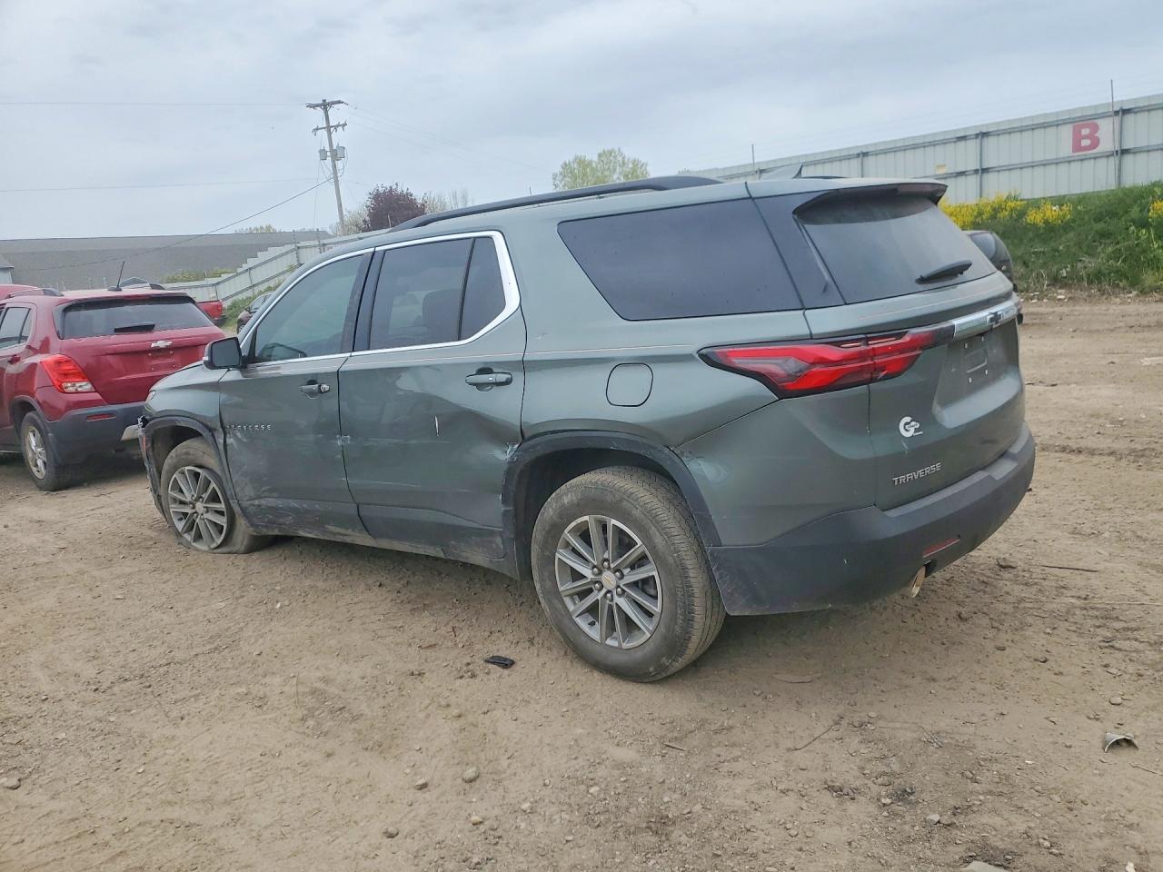 2023 CHEVROLET TRAVERSE LT photo 2