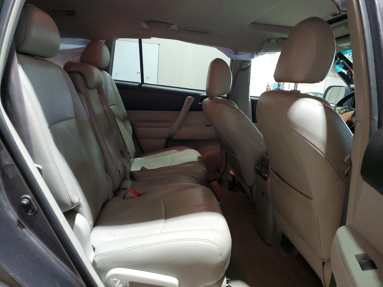 2010 TOYOTA HIGHLANDER SE photo 31