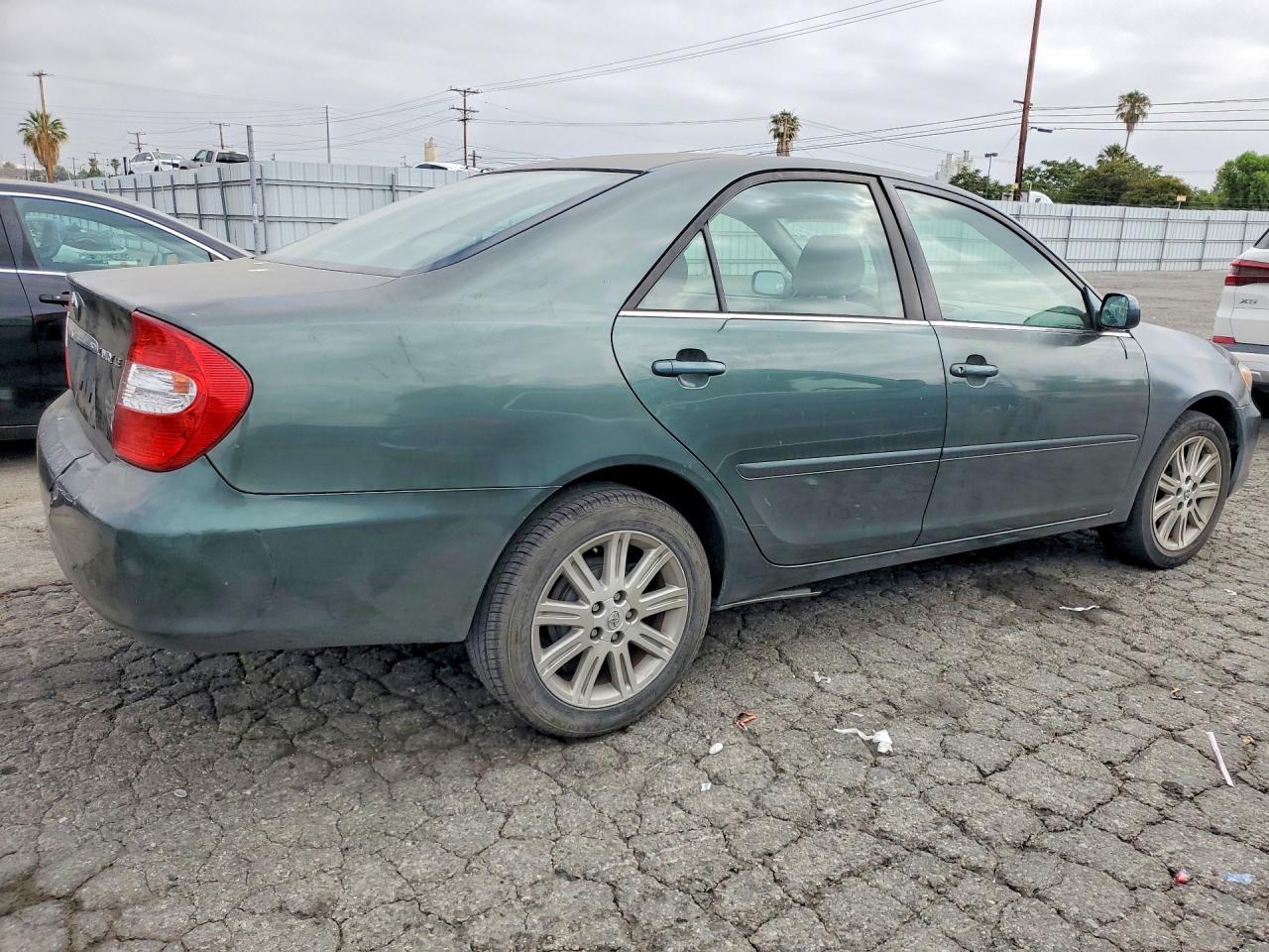 2002 TOYOTA CAMRY LE photo 3