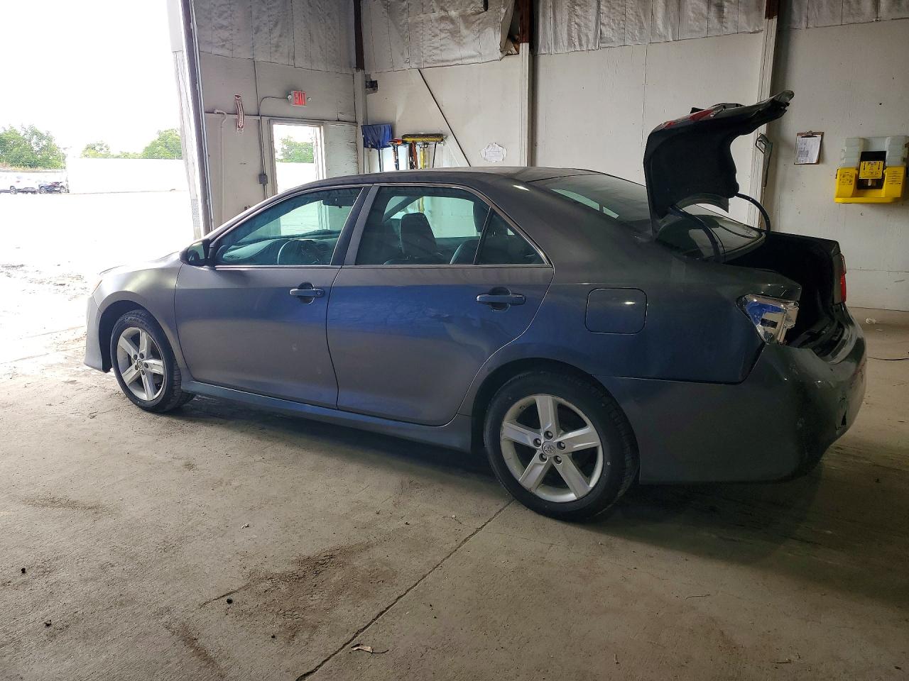 2013 TOYOTA CAMRY SE photo 2