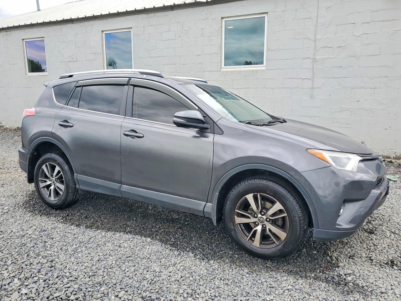 2017 TOYOTA RAV4 XLE photo 10