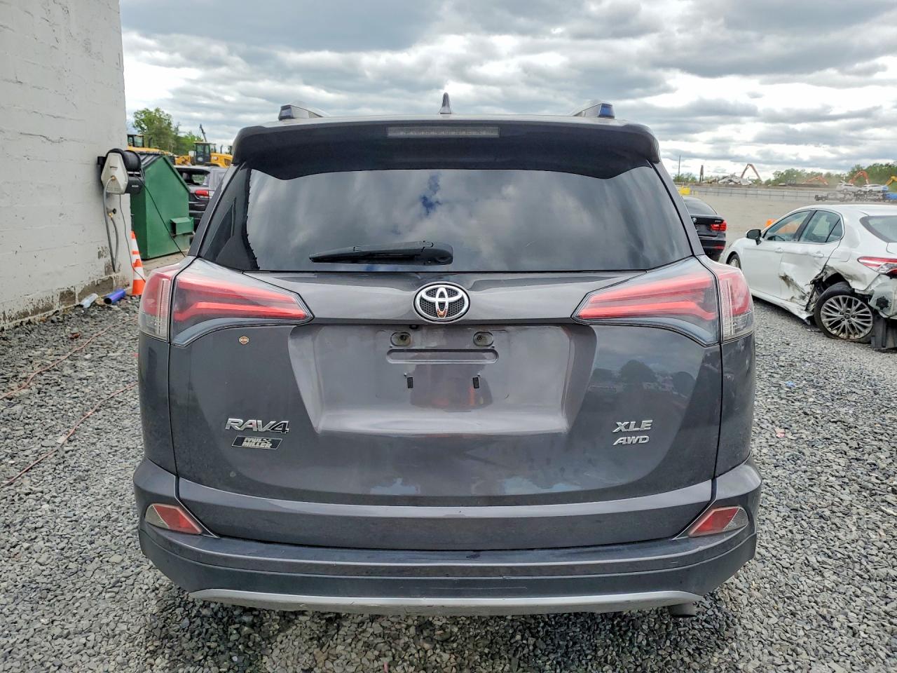 2017 TOYOTA RAV4 XLE photo 16