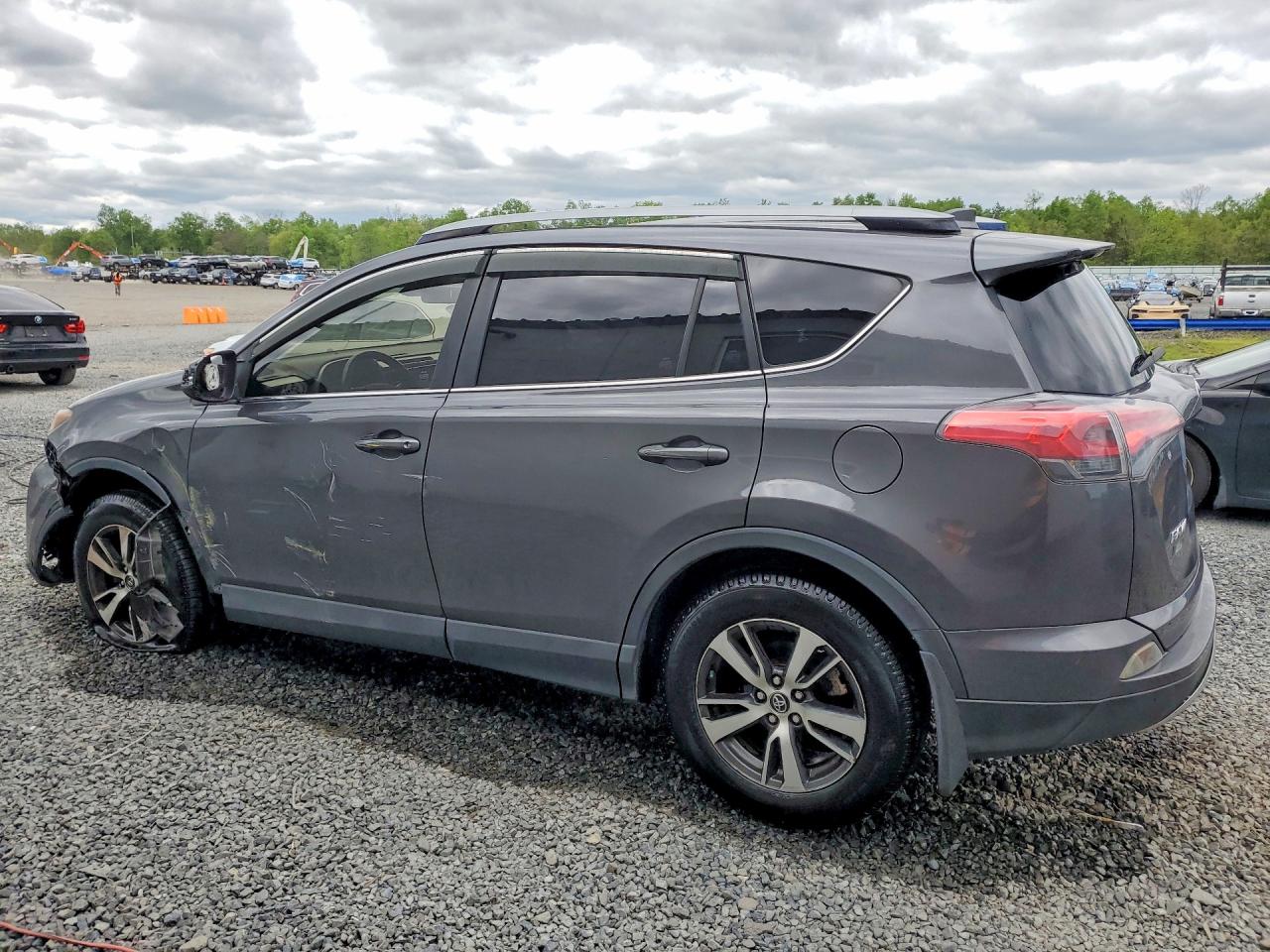 2017 TOYOTA RAV4 XLE photo 4