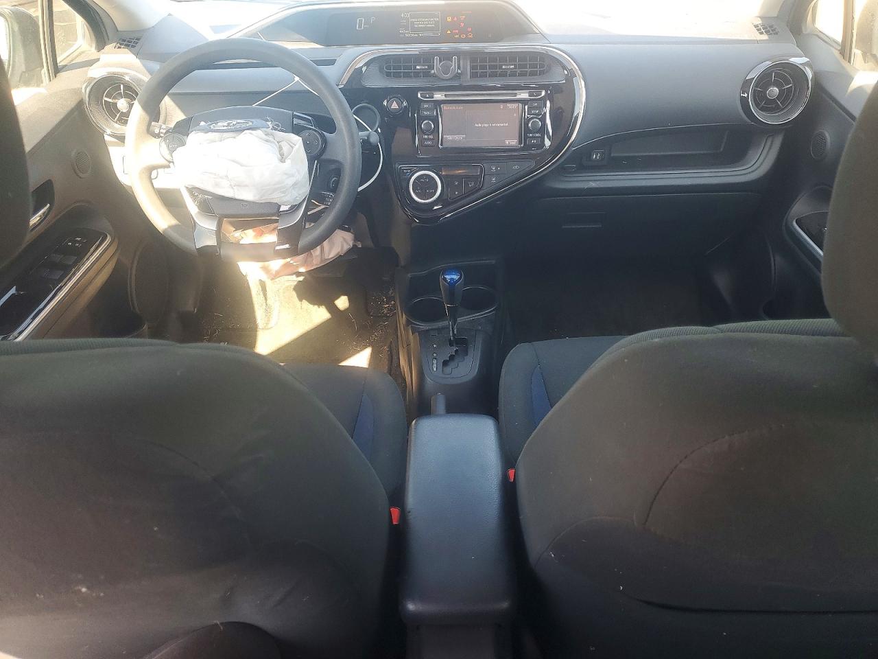 2018 TOYOTA PRIUS C TWO photo 15