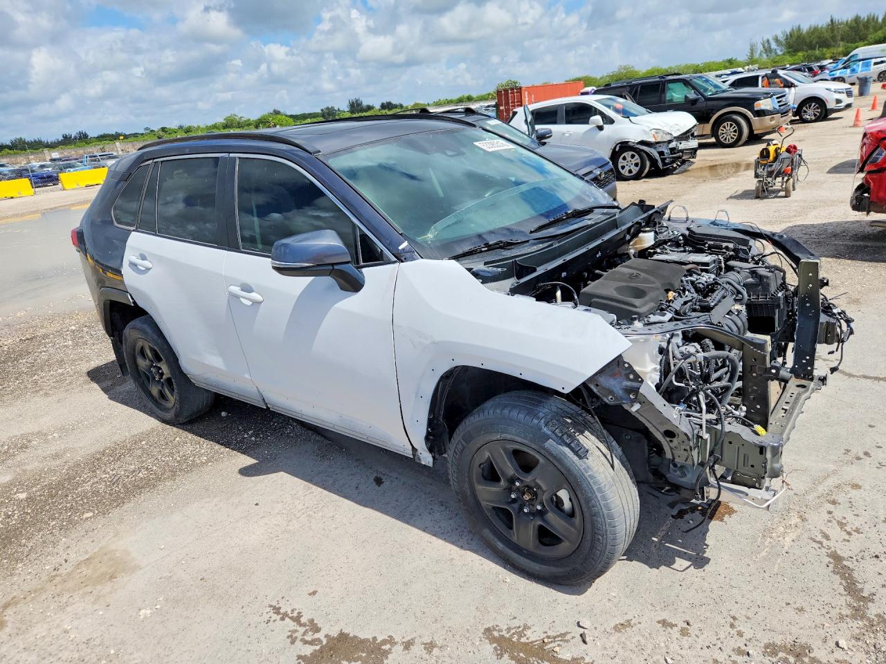 2025 TOYOTA RAV4 XLE PREMIUM photo 4