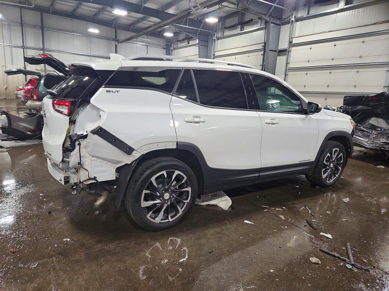 2024 GMC TERRAIN SLT photo 5