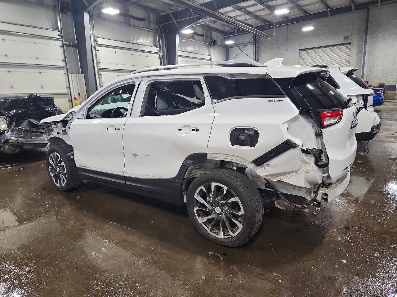 2024 GMC TERRAIN SLT photo 3