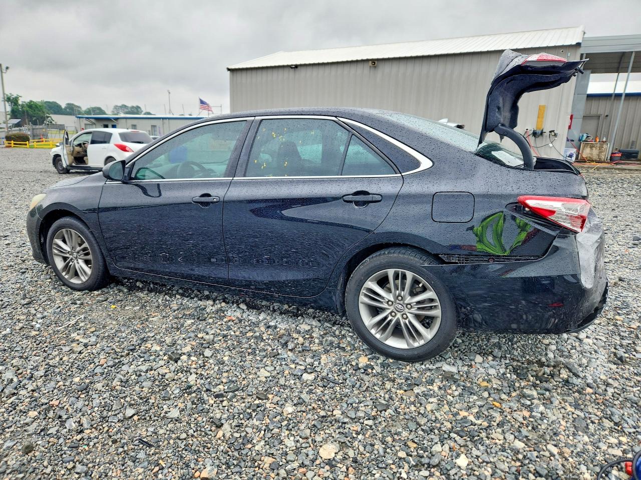2017 TOYOTA CAMRY SE photo 3