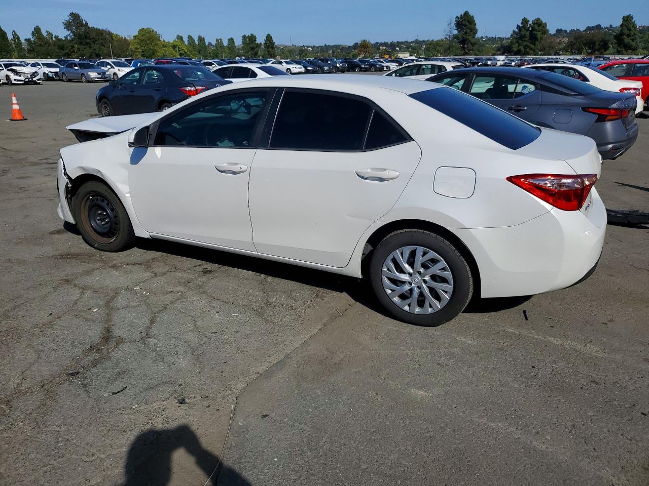 2017 TOYOTA COROLLA LE photo 3