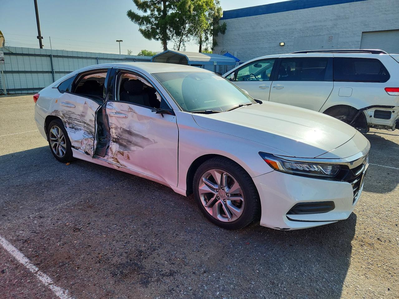 2018 HONDA ACCORD LX photo 4
