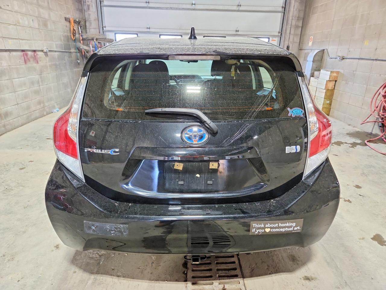 2016 TOYOTA PRIUS C TWO photo 16