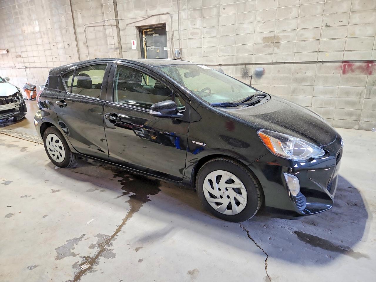 2016 TOYOTA PRIUS C TWO photo 10