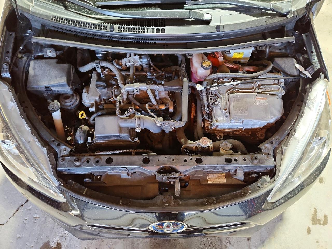2016 TOYOTA PRIUS C TWO photo 31