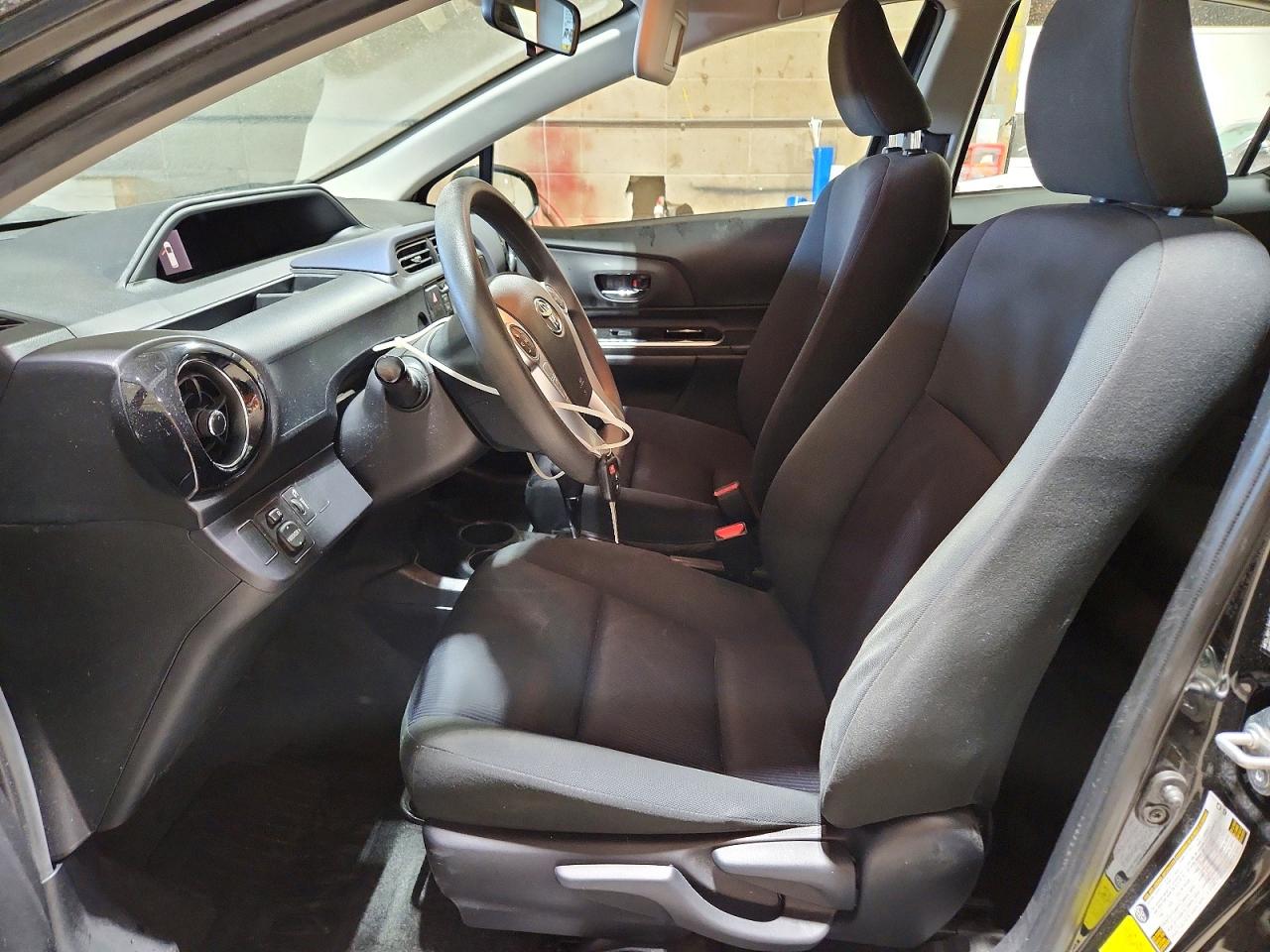 2016 TOYOTA PRIUS C TWO photo 19