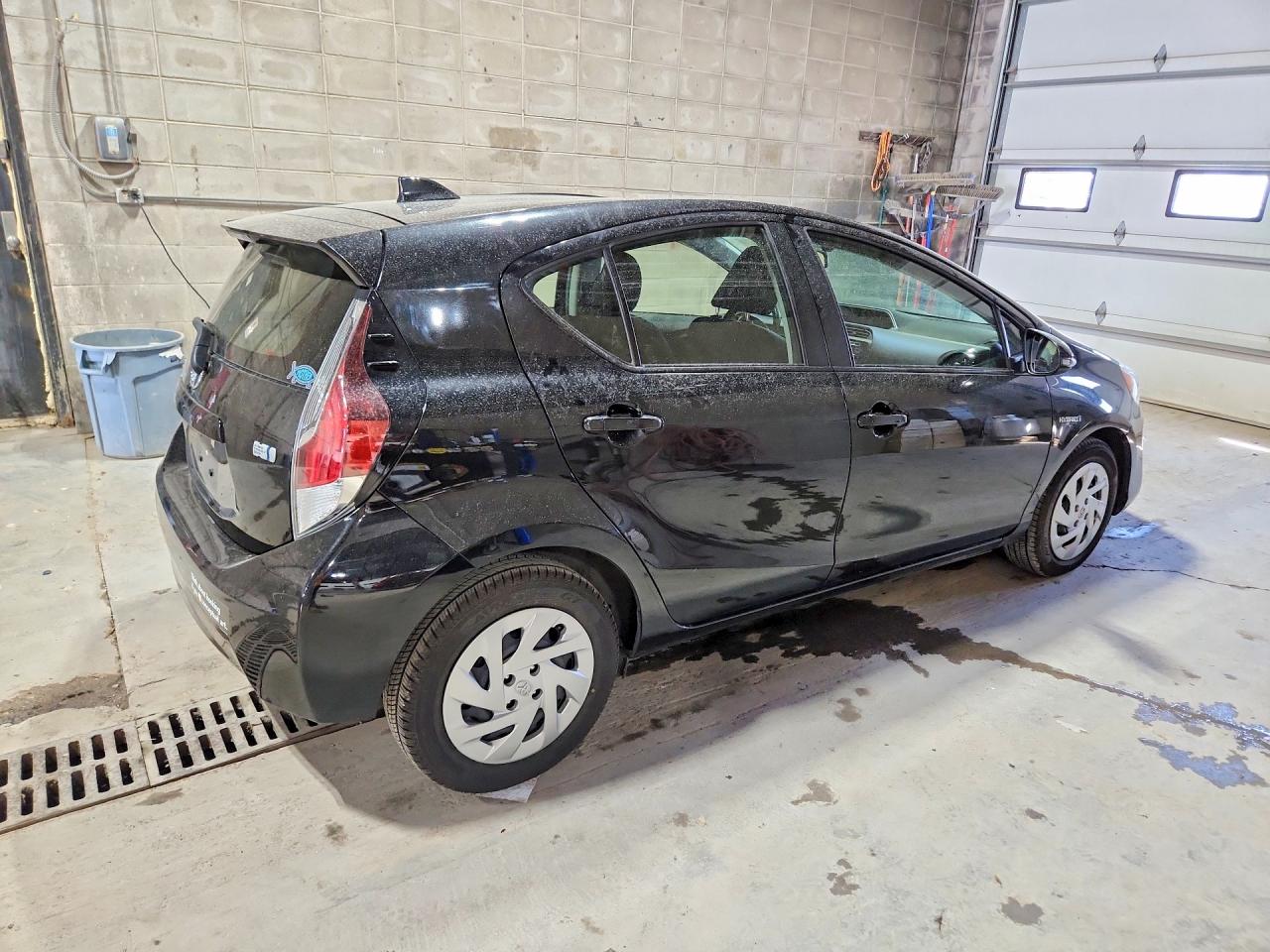 2016 TOYOTA PRIUS C TWO photo 7