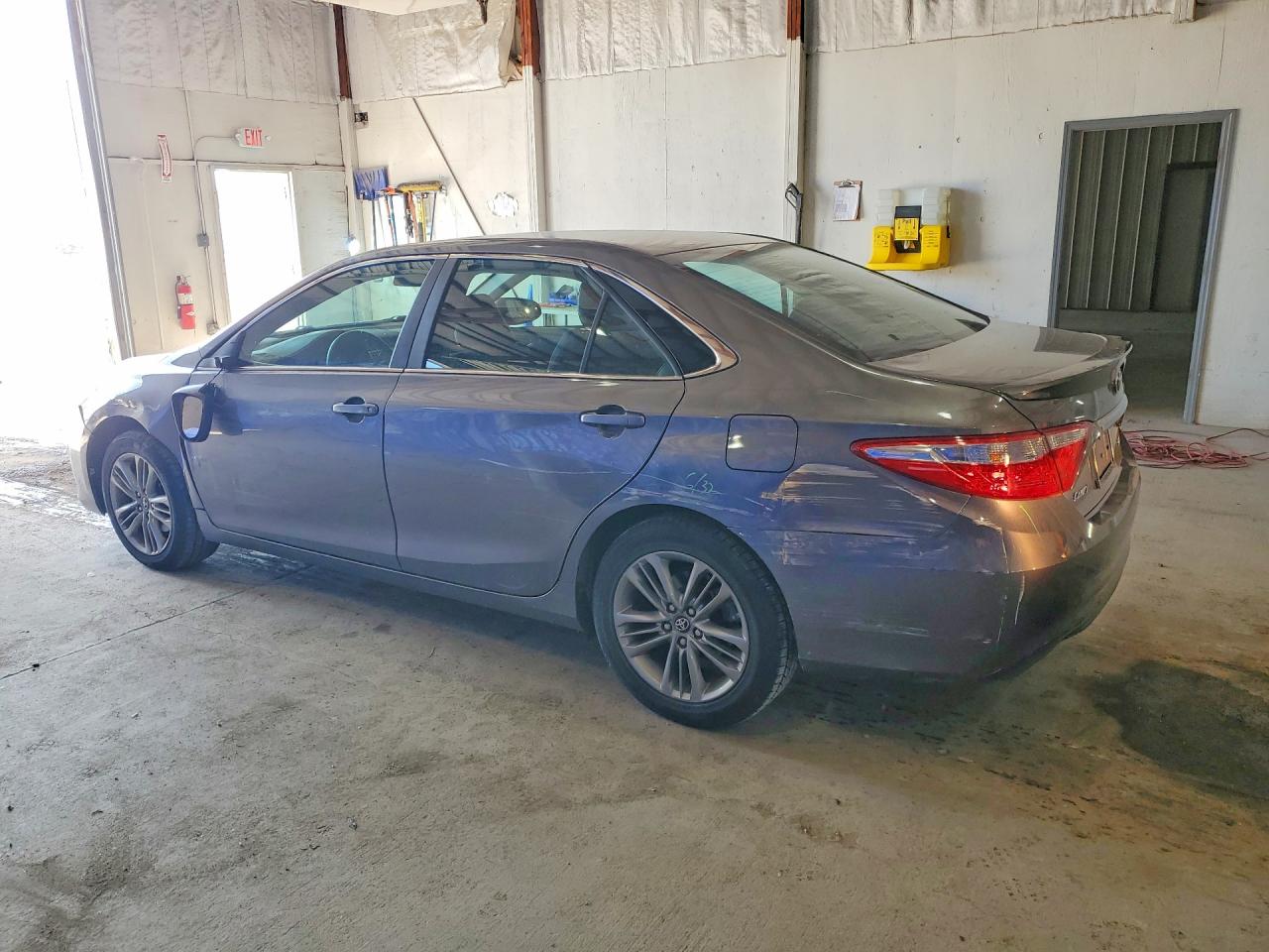 2017 TOYOTA CAMRY SE photo 3