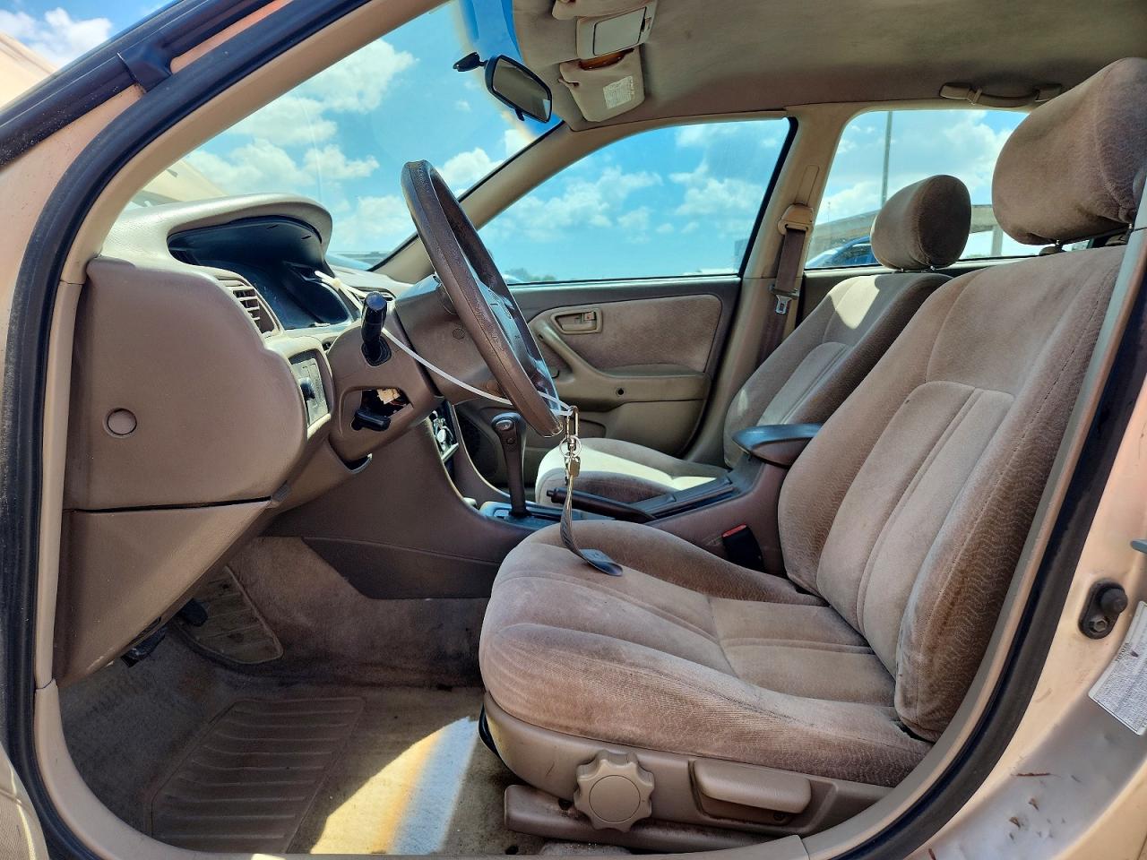 1997 TOYOTA CAMRY LE photo 13