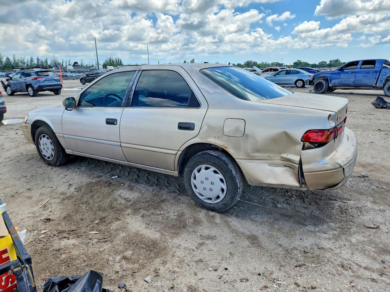 1997 TOYOTA CAMRY LE photo 3