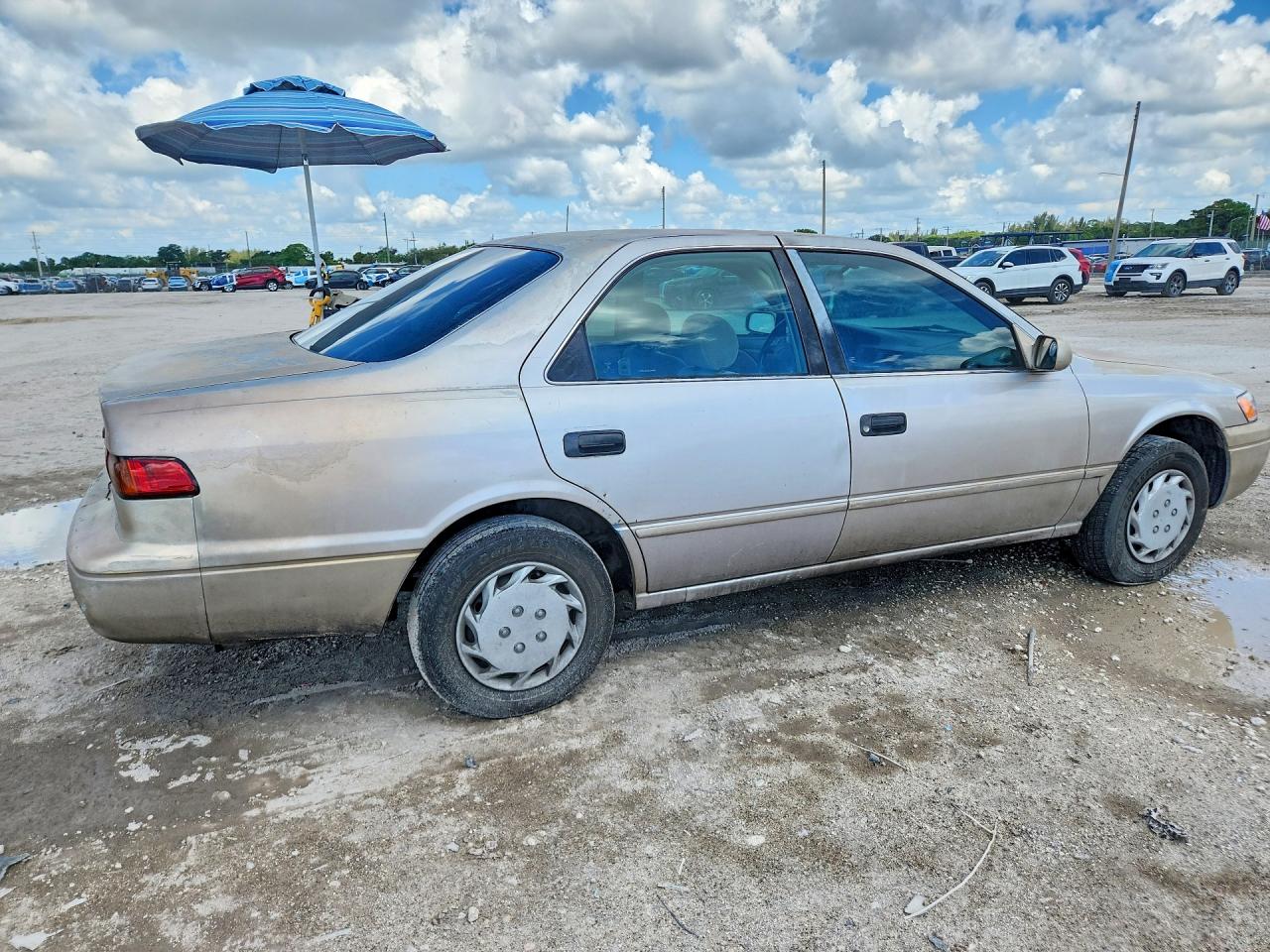 1997 TOYOTA CAMRY LE photo 5