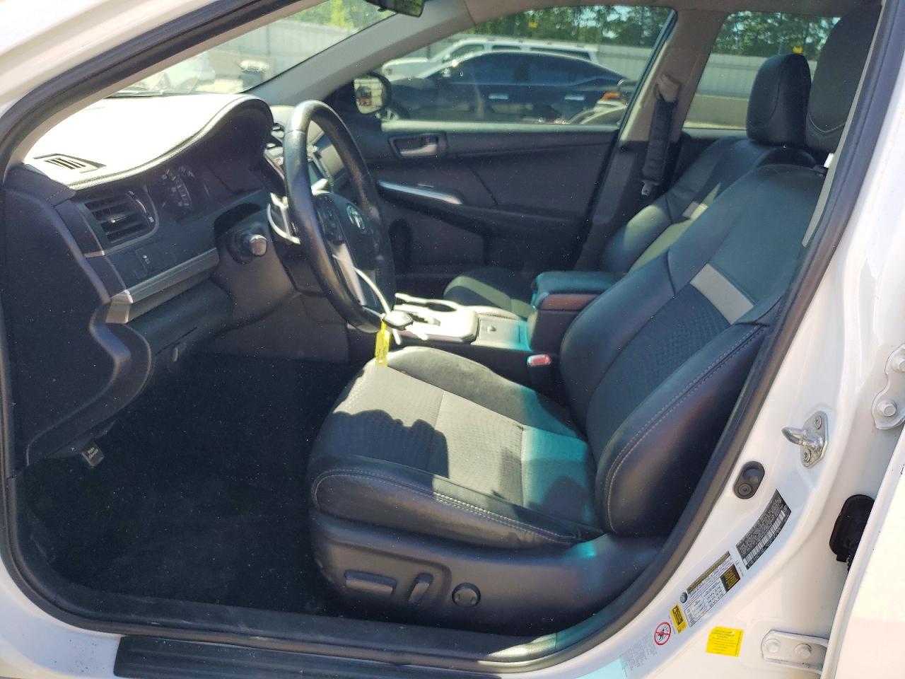 2014 TOYOTA CAMRY SE photo 13