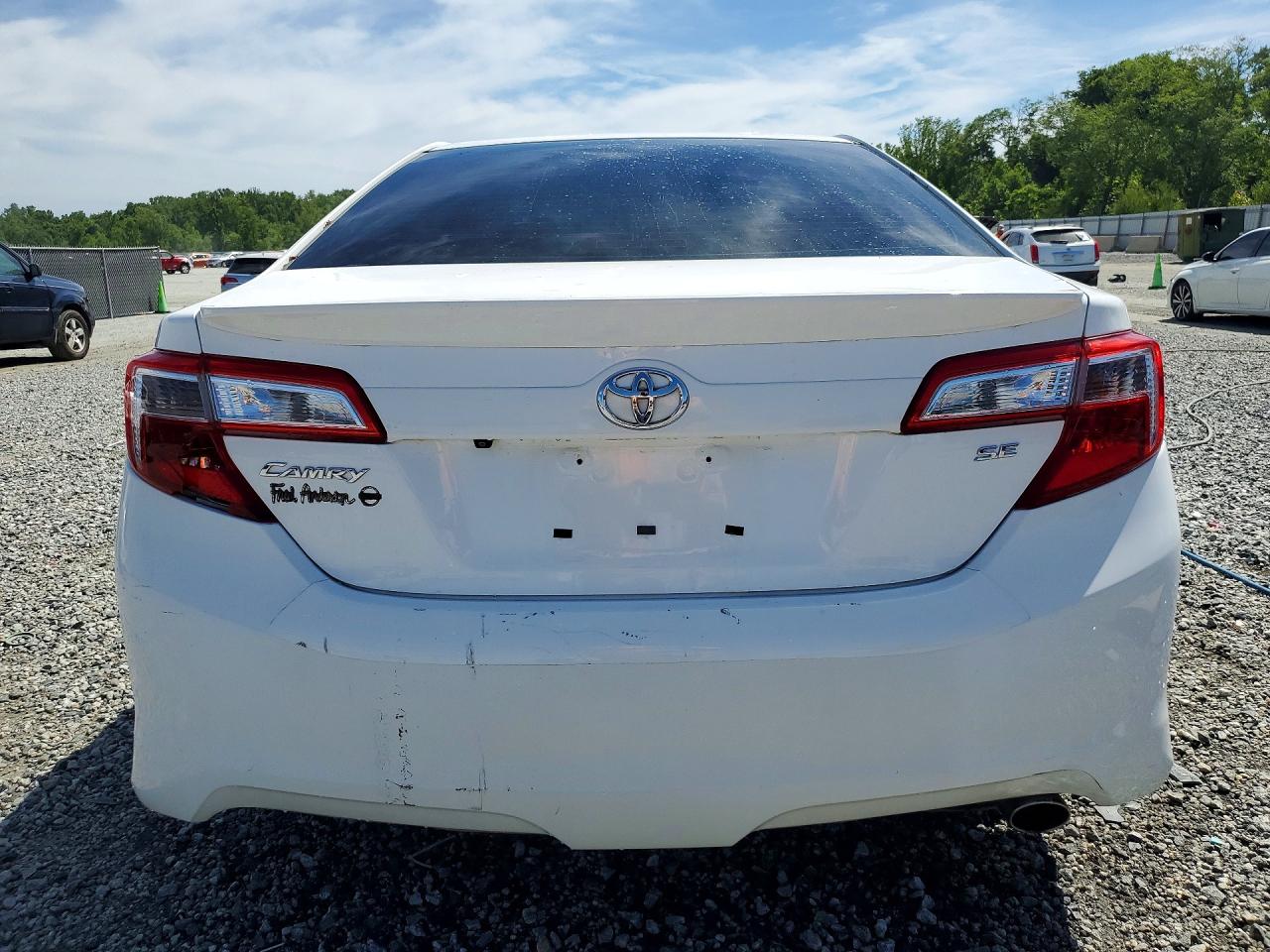2014 TOYOTA CAMRY SE photo 11
