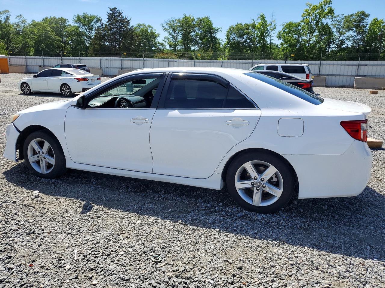 2014 TOYOTA CAMRY SE photo 3