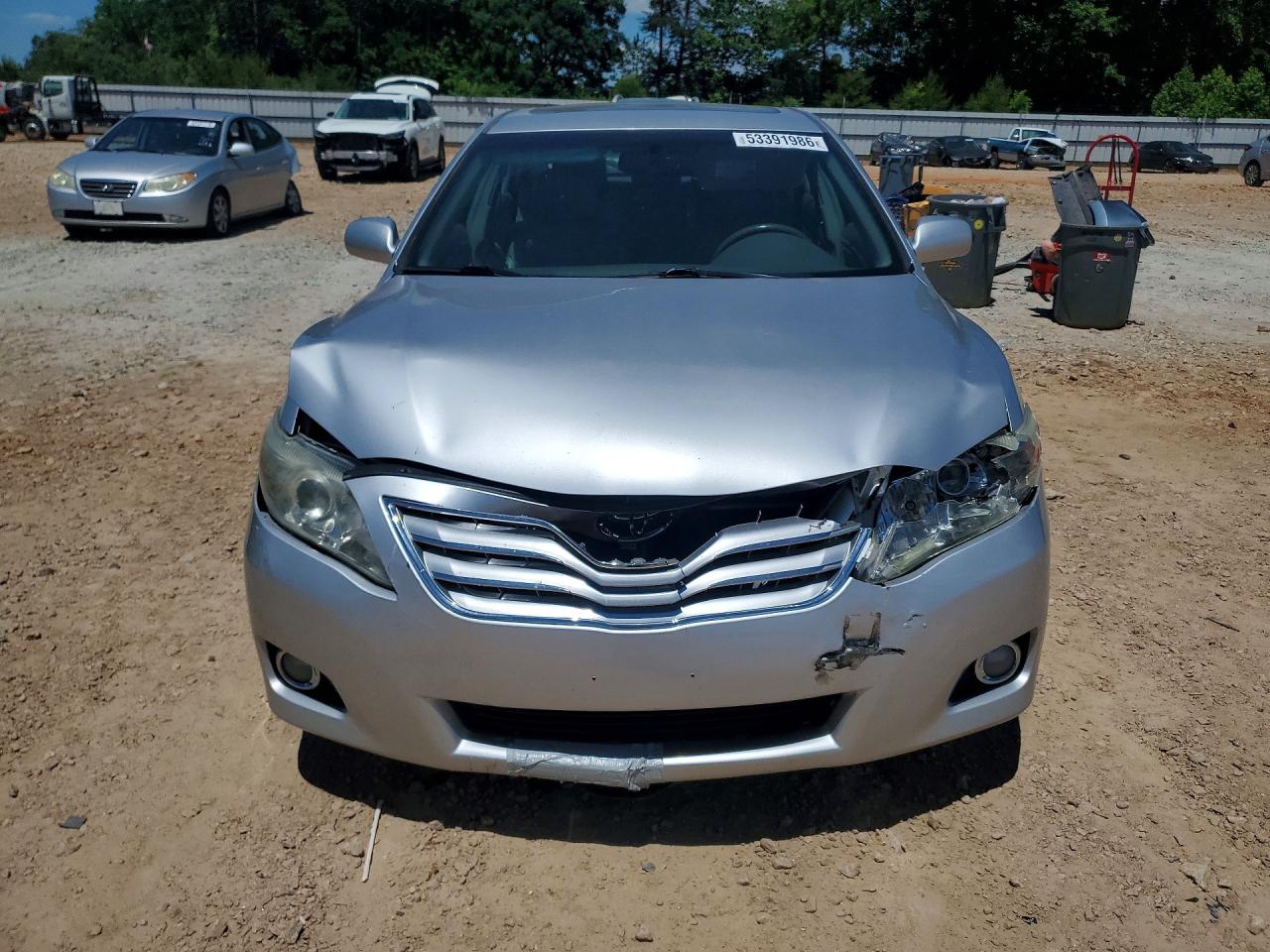 2011 TOYOTA CAMRY XLE photo 9