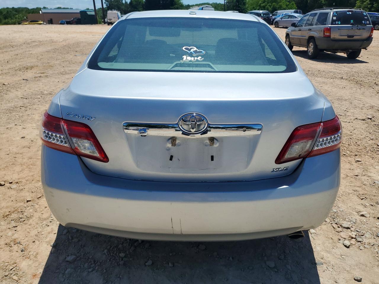 2011 TOYOTA CAMRY XLE photo 11